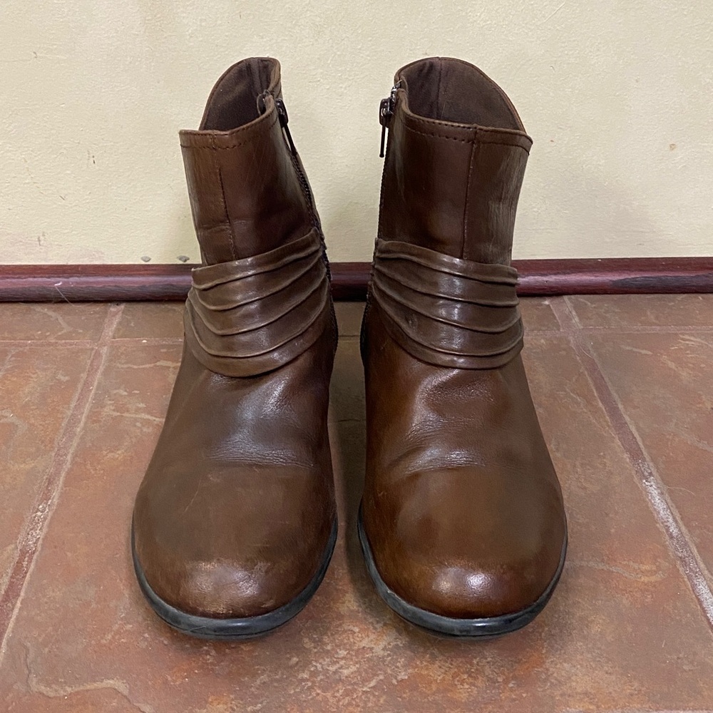 Clarks Bendable’s Brown Leather Booties size 10 - Picture 2 of 8